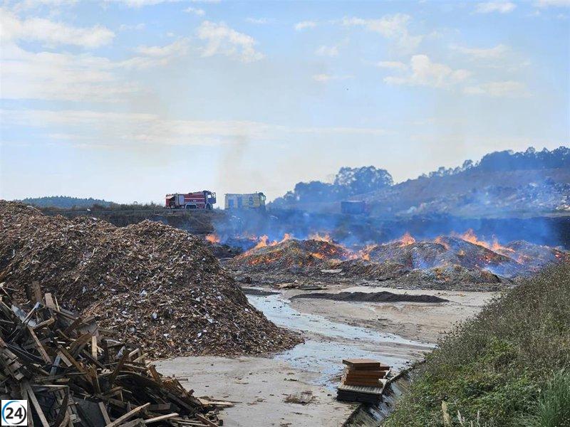 Bomberos abandonan Cogersa tras controlar incendio.