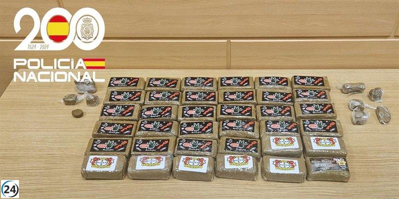 Desmantelan punto de venta de hachís en Cerdeño, arrestando a dos individuos.