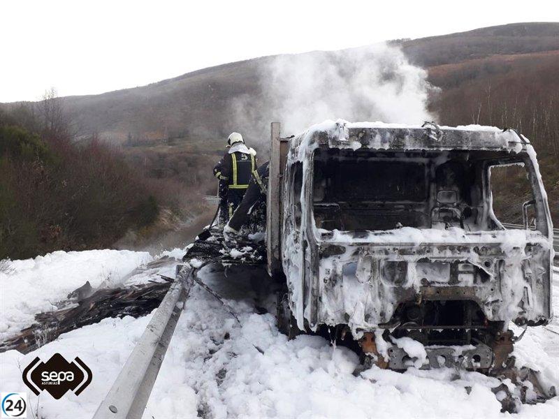 Incendio de camión maderero interrumpe la AP-66 en dirección a León en Lena.