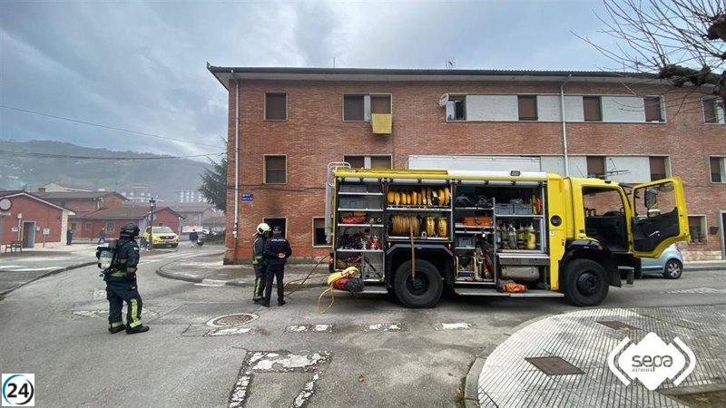 Incendio en Blimea deja cuatro personas afectadas, una de ellas en estado grave por inhalación de humo.