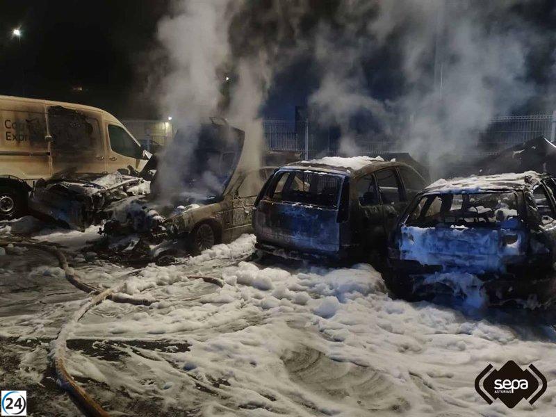 Apagan fuego en un estacionamiento de Siero que consumió cuatro autos.