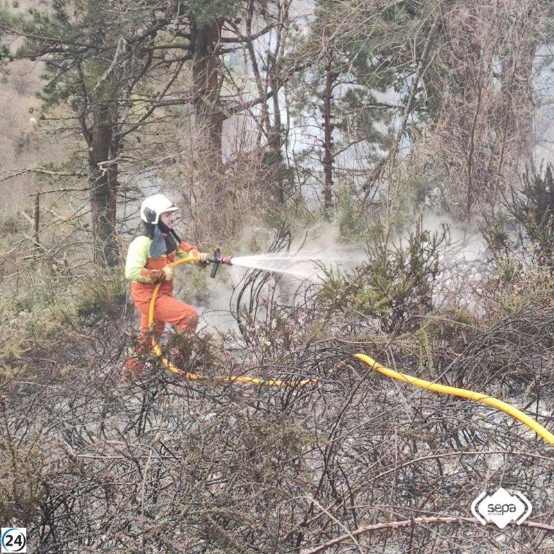 Cuatro incendios forestales activos afectan a los concejos de Llanes, Ribadedeva y Ribadesella en Asturias.