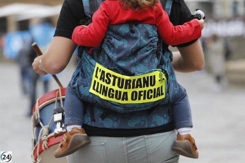 Activistas de la oficialidad advierten sobre el riesgo del asturiano, mientras CSIF denuncia gastos exorbitantes.