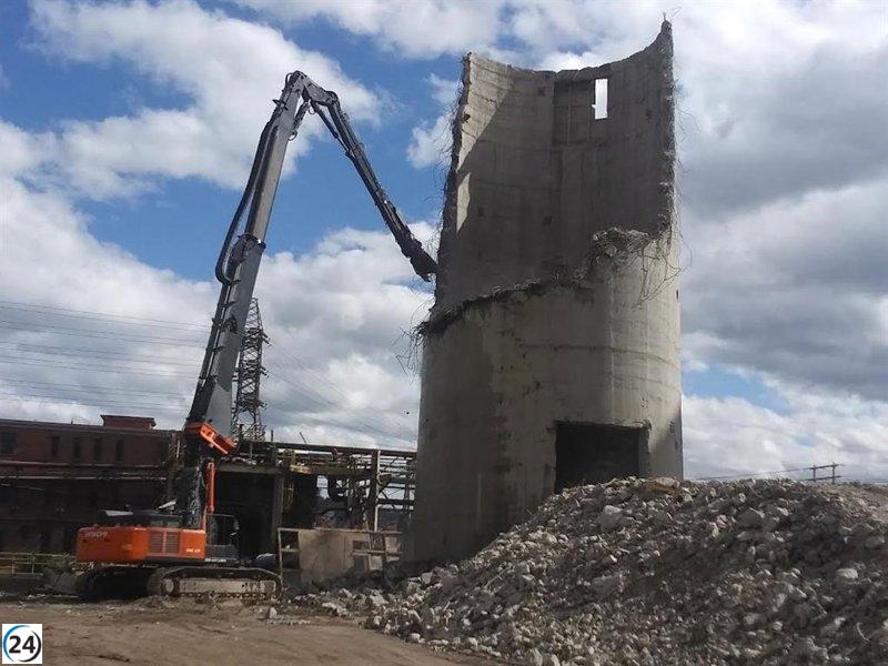 Iberdrola finaliza la demolición de la chimenea de la vieja Central Térmica de Lada en Asturias.