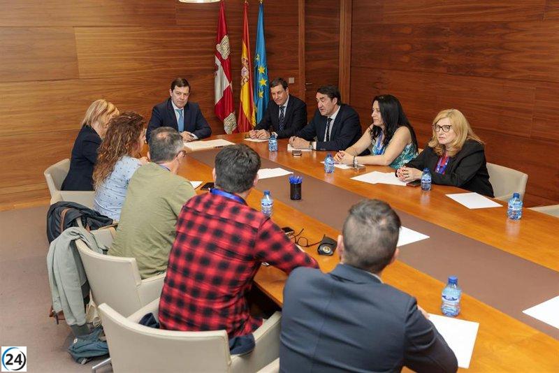 Mañueco se encuentra con sindicatos de León y escucha su demanda por un plan estratégico provincial.