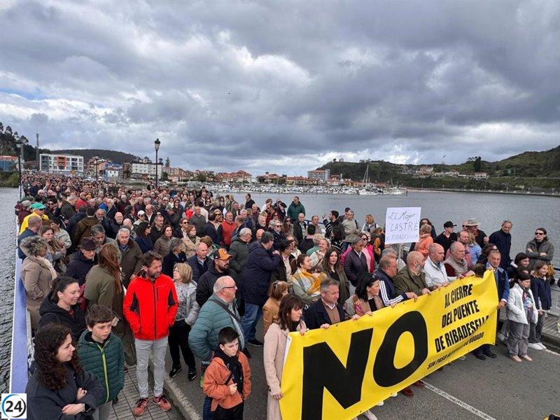 Masiva protesta en Ribadesella por el cierre del puente al tráfico vehicular.