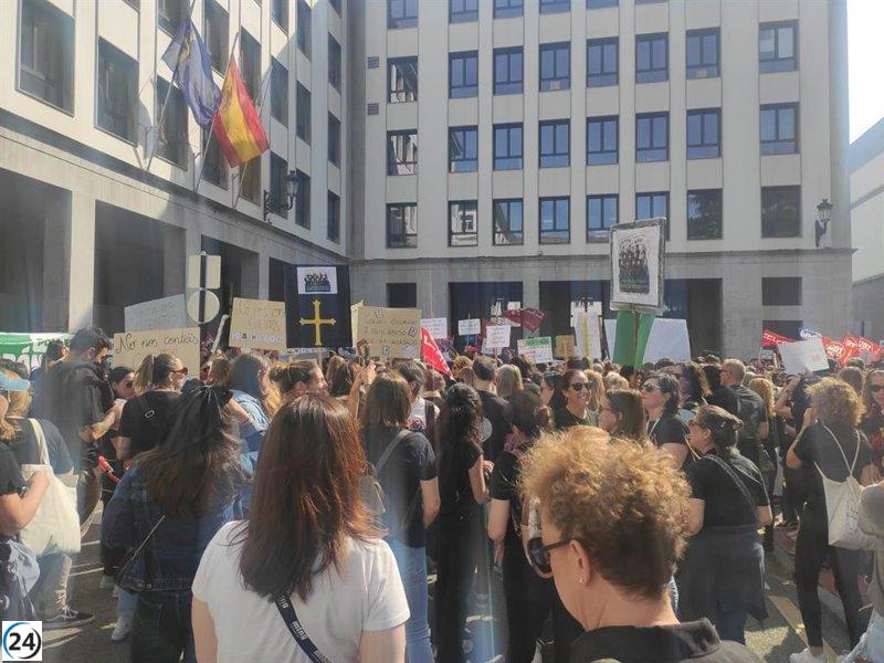 Masiva movilización de maestros en Oviedo para reclamar respuestas al Gobierno asturiano.