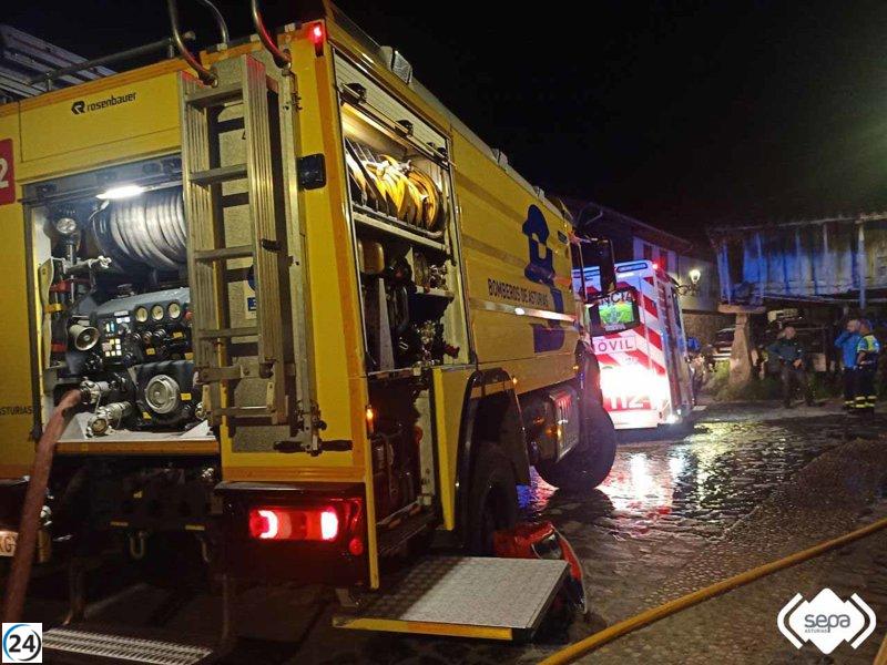 Cincuenta residentes evacuados por el fuego en una casa de Jarrio, Coaña.