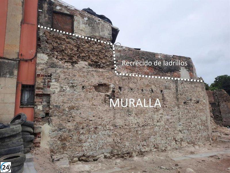 Progreso en la restauración de la muralla medieval de Avilés con trabajos de consolidación de sus restos históricos.