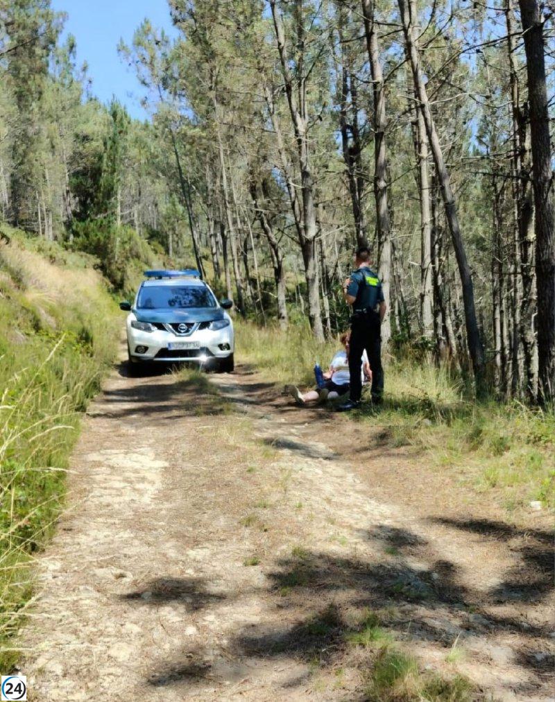 Mujer de 60 años es atendida por un posible golpe de calor durante una caminata en Illano, Asturias.