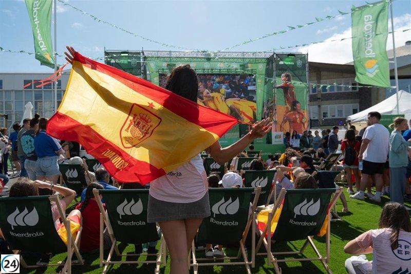 Iberdrola crea un espacio para aficionados en Oviedo para disfrutar del partido España-Alemania en la Eurocopa femenina.