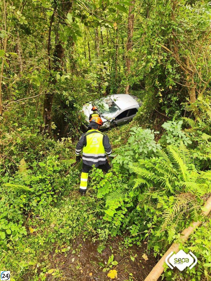 Accidente en Onís deja dos personas con heridas leves tras caer por un precipicio de 7 metros.