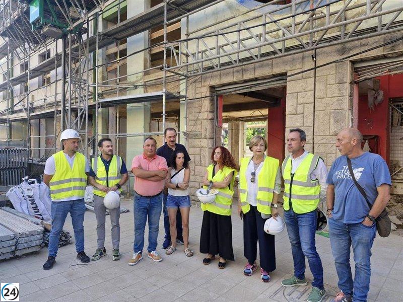 Zapico recorre en Villalegre las obras de renovación de viviendas y la construcción de doce apartamentos colaborativos.