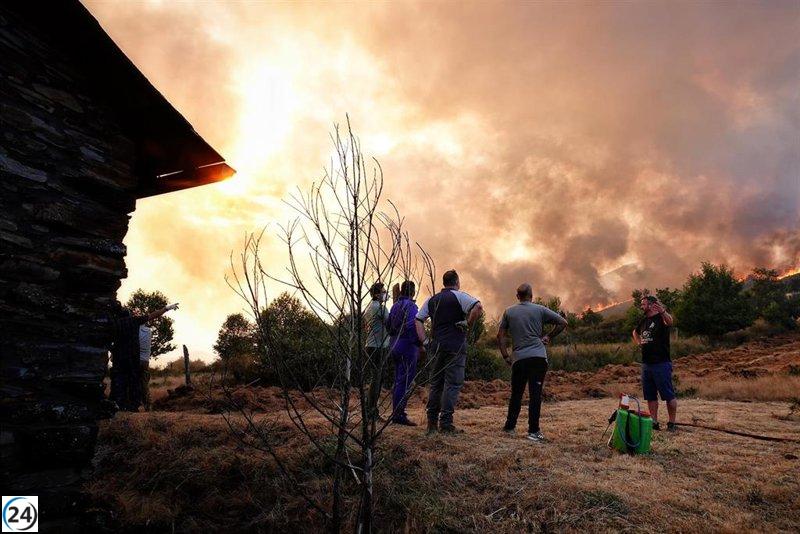 Asturias reduce la alerta de incendios forestales tras estabilizar dos fuegos y controlar tres más.