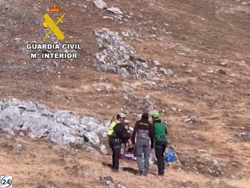 Helicóptero de la Guardia Civil rescata a dos corredores del Trail Ubiña por lesiones y fatiga extrema.
