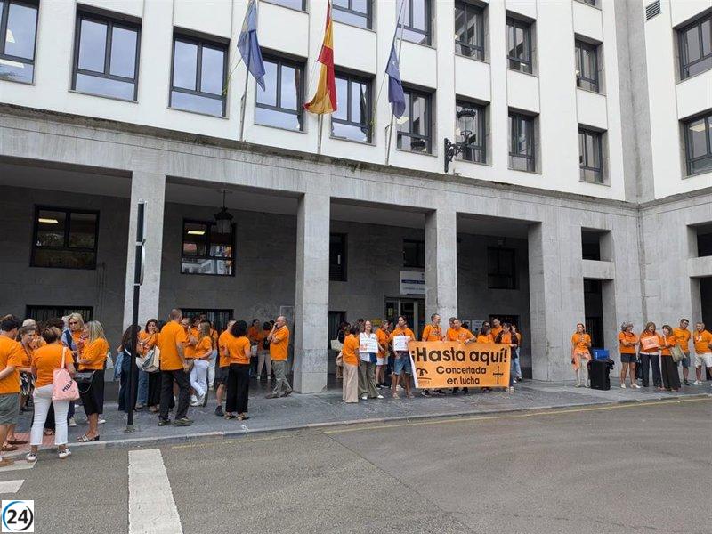 La educación concertada acepta la oferta del gobierno y anula la huelga programada para septiembre.