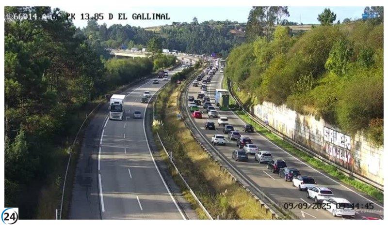 Accidente entre dos coches cerca del viaducto de Serín deja un herido.