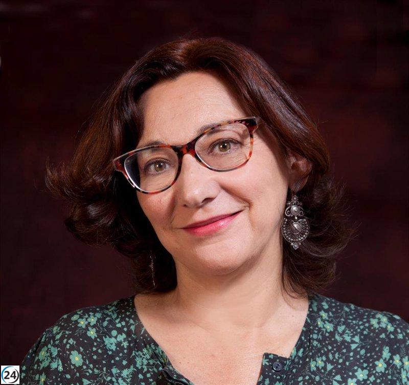 La escritora Marta Mori de Arriba recibe la beca de la V Residencia Asturies de literatura.