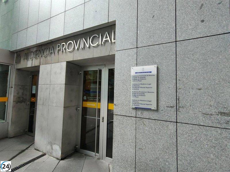 La Fiscalía pide cárcel para dos hombres por atracar a mano armada un estanco en Oviedo.
