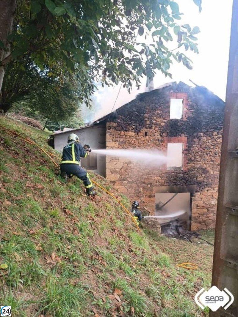 Incendio en Villagermonde, Valdés, controlado por los bomberos.