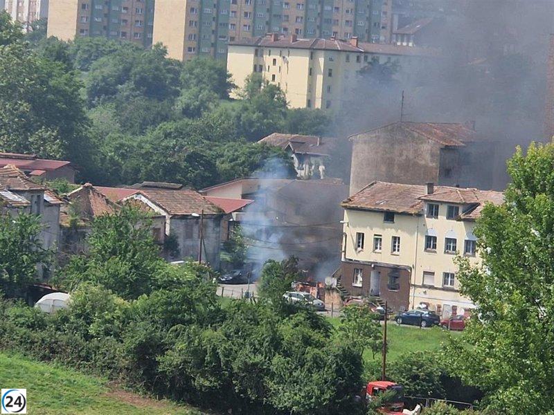IU de Oviedo critica la falta de respuestas gubernamentales tras la trágica muerte de un joven en un edificio en ruinas.