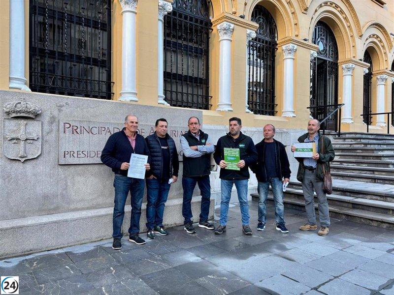 Productores asturianos se manifiestan en Oviedo el 3 de noviembre por la falta de apoyo del gobierno regional.