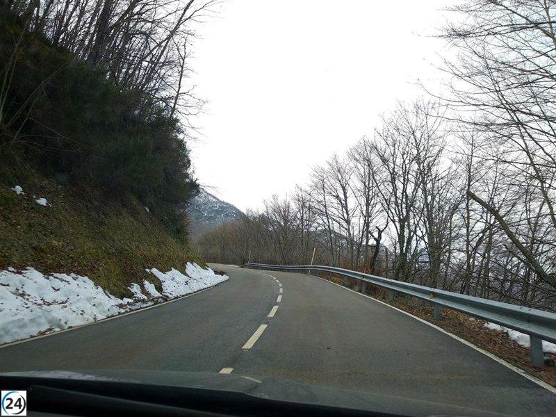Asturias enfrenta condiciones invernales: un puerto inoperativo y ocho caminos bloqueados por nieve este domingo.