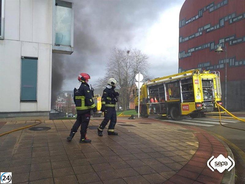 Incendio en garaje provoca desalojo de edificio en Avilés.
