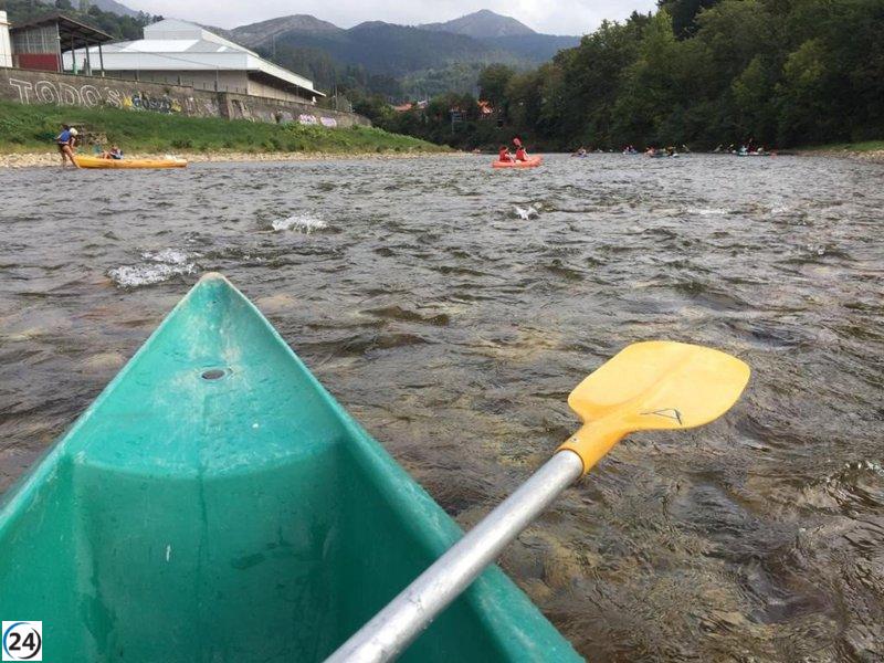 Restricción de navegación en el río Sella cerca del puente Emilio Llamedo en Arriondas.