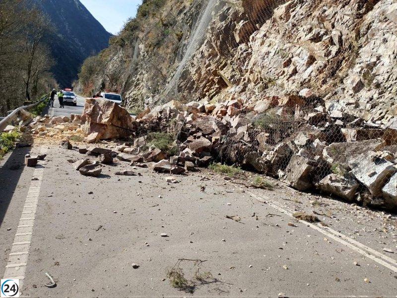 Deslizamiento de tierra interrumpe la AS-15 en Tineo, pero un carril ya ha sido habilitado.