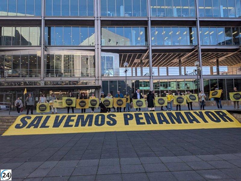 Habitantes presentan al Gobierno regional más de 3.300 firmas en oposición a la exploración en Peñamayor.