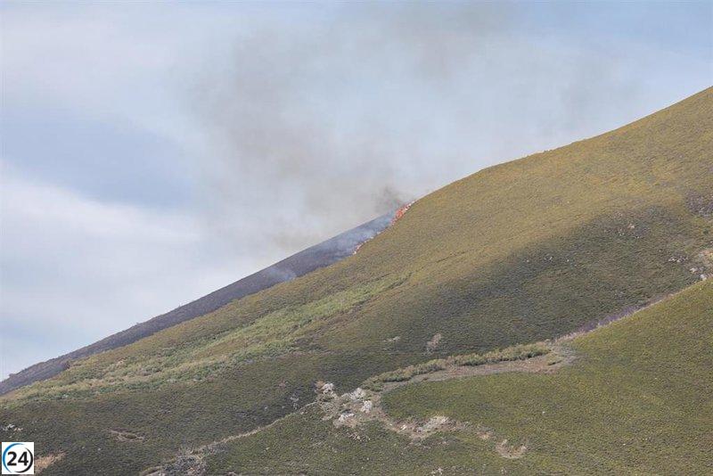 Asturias enfrenta 26 incendios forestales en alerta.