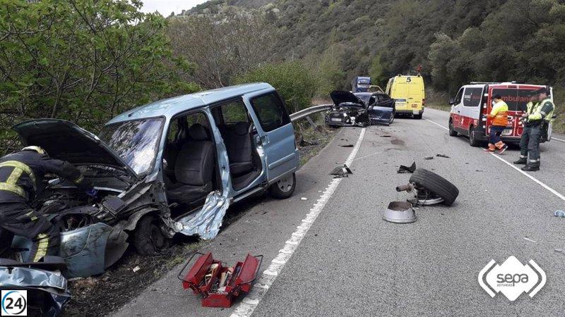 Tres heridos en colisión entre tres autos en Salas.