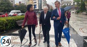 El poeta Antonio Gamoneda arropa al candidato del PSOE.