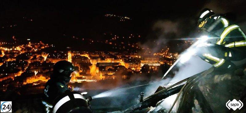 Incendio en Seana (Mieres) afecta techumbre y primera planta de casa.
