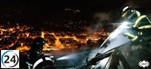 Incendio en Seana (Mieres) afecta techumbre y primera planta de casa.