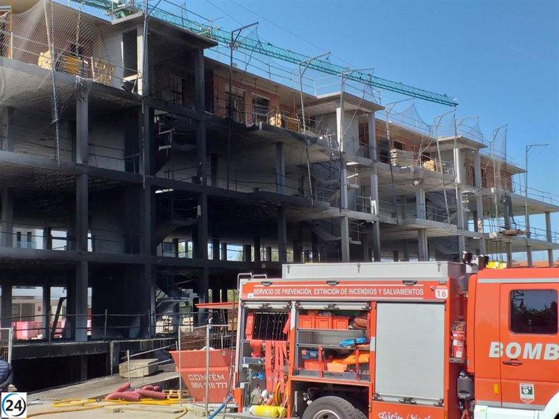 Un incendio en un edificio en obras desaloja tres bloques de viviendas en Gijón.