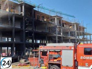 Un incendio en un edificio en obras desaloja tres bloques de viviendas en Gijón.