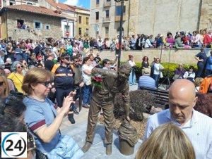 Cimavilla honra a 'Rambal' con escultura en plaza del Lavaderu.