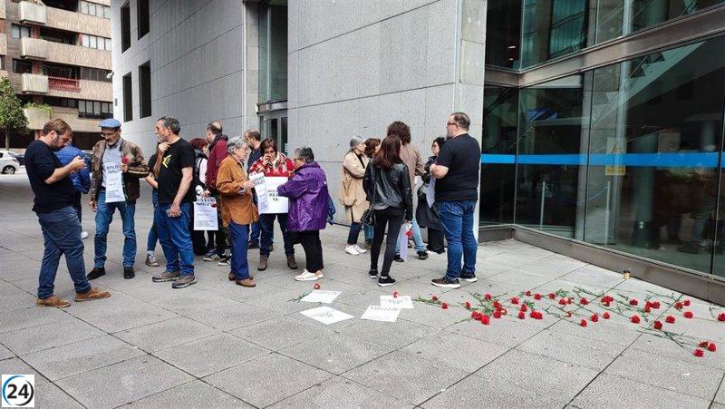 Podemos Asturies se concentra frente a la Junta Electoral Provincial.