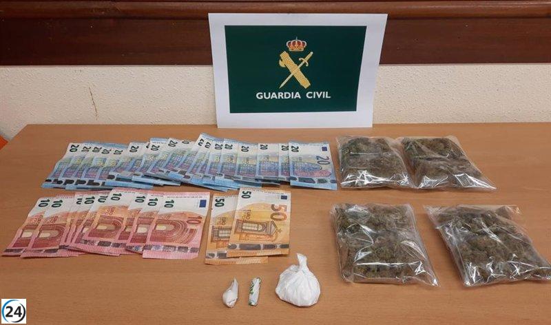 Pareja detenida por tráfico de drogas en Valdés por la Guardia Civil.