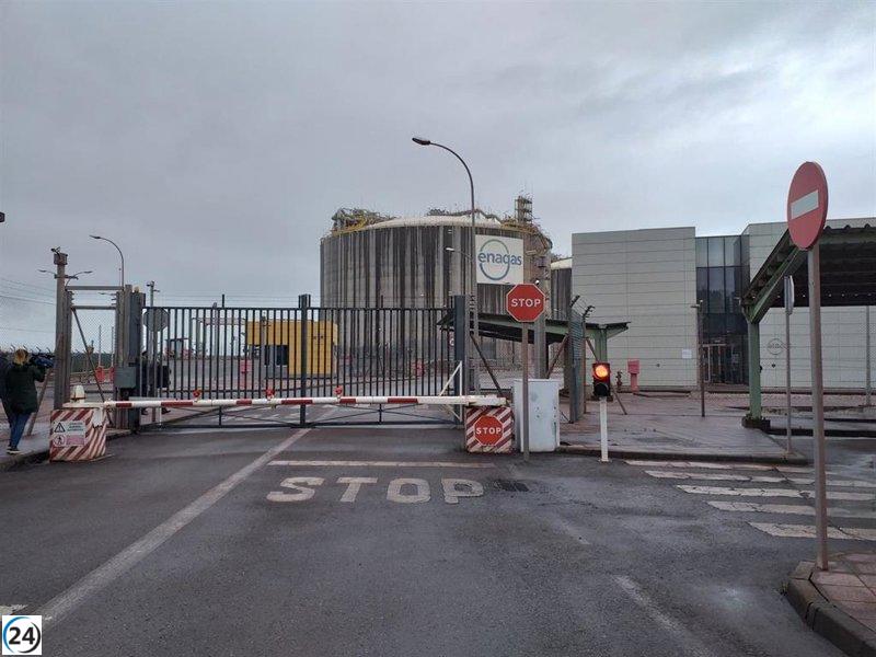 Ecologistas en Acción nombra a la regasificadora (Gijón) y Bañugues (Gozón) como banderas negras para 2023.