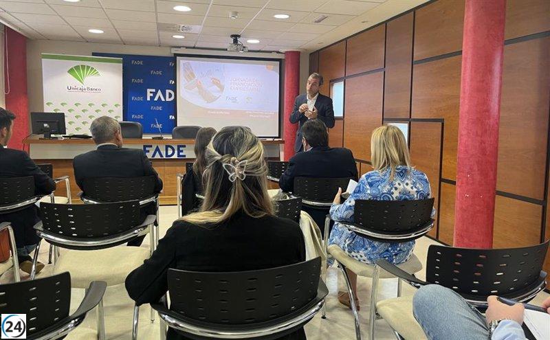 Unicaja Banco y FADE brindan formación financiera a pymes, autónomos y emprendedores en Oviedo.