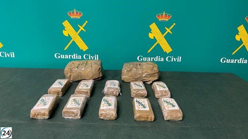 Tres individuos aprehendidos en Lugones con un kilo de hachís en su vehículo.