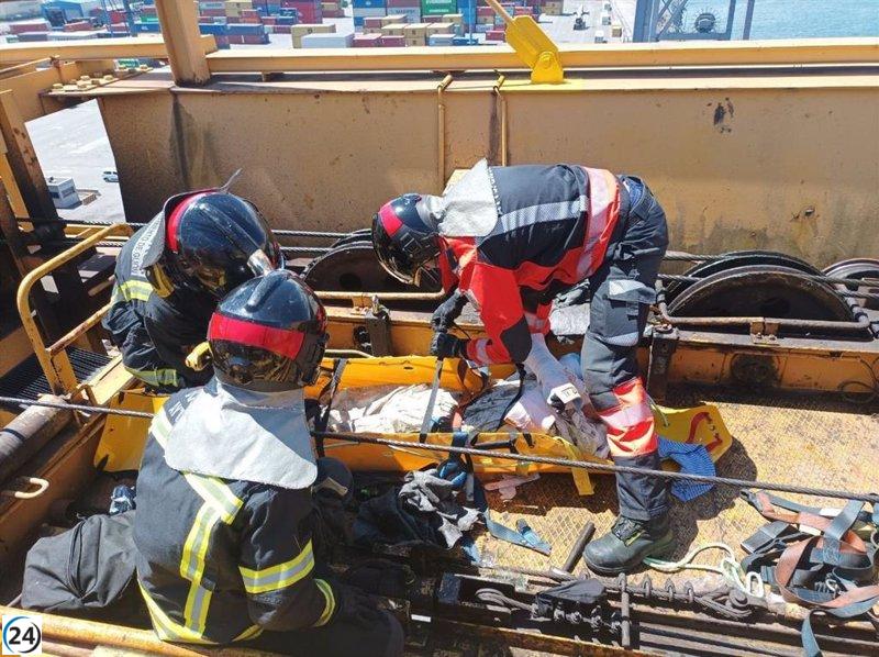 Bomberos salvan a operario atrapado a 40 metros en grúa de El Musel