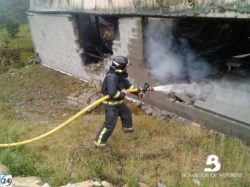 Incendio en nave agrícola en Sabadel de Troncedo, Tineo ha sido controlado