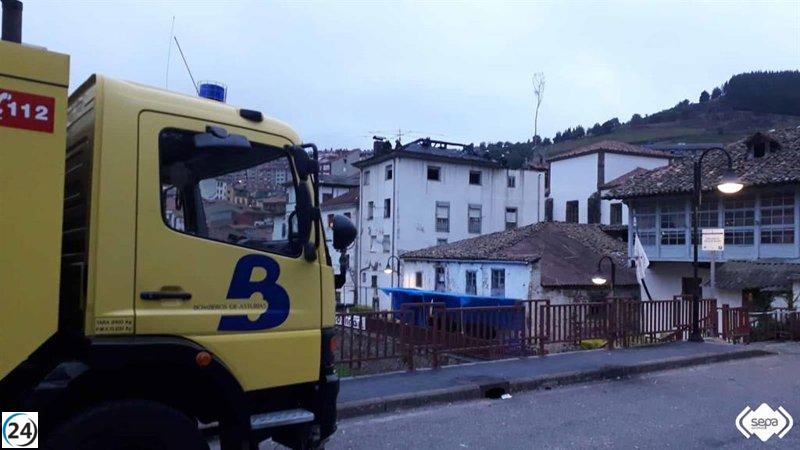 Exitosamente controlado el incendio en un edificio de Ambasaguas El Carmen en Cangas del Narcea
