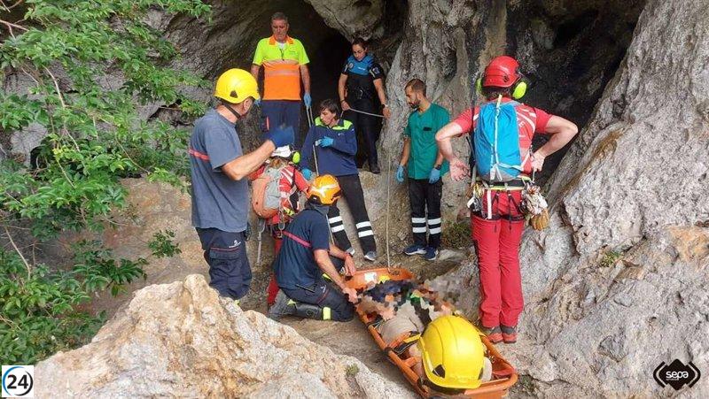 Hombre herido tras accidente en cueva de La Moría, en Ribadesella