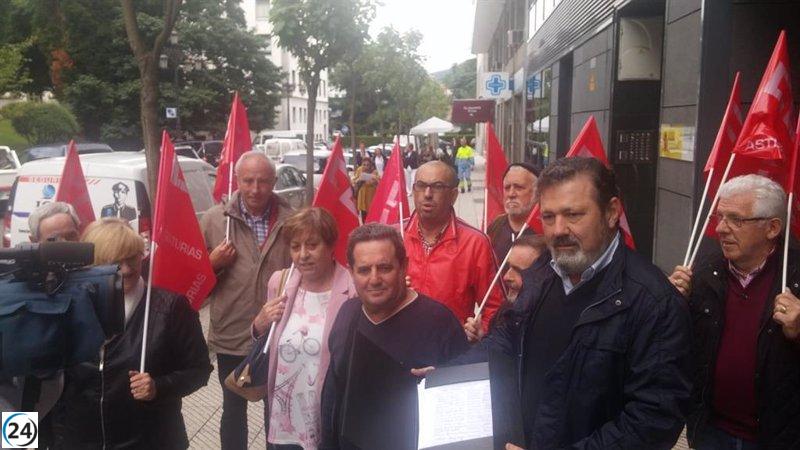 Pensionistas progresistas honran a los trabajadores de la residencia 'Valle del Caudal' de Mieres este lunes.