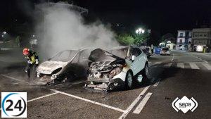 Incendio en aparcamiento de Vegadeo afecta a dos vehículos station wagon.
